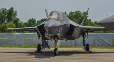 Singapur - 10 Şubat 2018. Sergilenen Changi, Singapore uçak ABD deniz için ait Lockheed Martin F-35 Lightning II oturur.