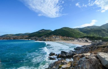Nha Trang, Vietnam güneşli bir günde mavi deniz ile güzel plaj.
