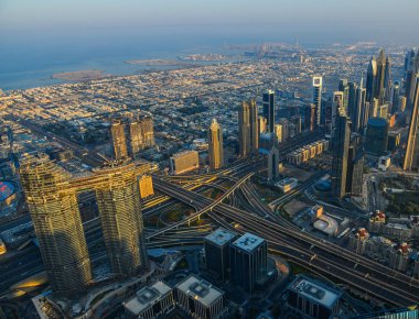 Dubai, Bae - 7 Aralık 2018. Gün doğumunda Dubai Şehrinin havadan görünümü. Burç Halife Binası'nın çatısında manzara.