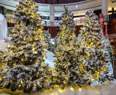 Dubai, Bae - 7 Aralık 2018. Dubai Mall'da bir alışveriş merkezinde Noel ağacı. Mall Dubai (Bae) en iyi alışveriş için lüks mağazaların bir merkez üssü).