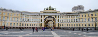 St. Petersburg, Rusya - 13 Ekim 2016. St. Petersburg, Rusya'daki Saray Meydanı'nın görünümü. Saint Petersburg, Rusya İmparatorluğu'nun başkentiydi..