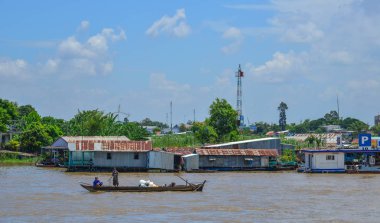 Chau Doc, Vietnam - 1 Eylül 2017. Chau Doc, Güney Vietnam Mekong Nehri üzerinde Yüzen köy.