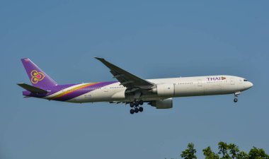 Bangkok, Tayland - 23 Nisan 2018. Bangkok Suvarnabhumi Uluslararası Havaalanı'na Thai Airways iniş bir Boeing 777 uçak (Bkk).