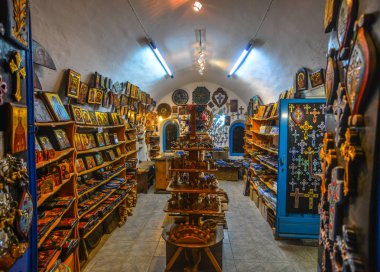 Santorini, Yunanistan - 9 Ekim 2018. Santorini Adası'nda geceleri hediyelik eşya dükkanı, Yunanistan. Santorini hedef düğün ve balayı için en popüler adalardan biridir.