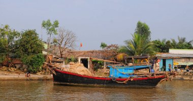 Mekong nehri üzerinde yüzen izole tekne, Vietnam.