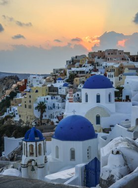Santorini Adası güzel eski şehir. Santorini hedef düğün ve balayı için en popüler adalardan biridir.