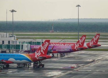 Kuala Lumpur, Malezya - 17 Ocak 2017. Malezya'daki Kuala Lumpur Uluslararası Havaalanı'na (Kul-Klia) yanaşma yayan Airasia uçakları.