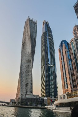 Dubai, Bae - 6 Aralık 2018. Gün batımında Dubai Marina'daki gökdelenler, Birleşik Arap Emirlikleri.