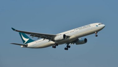 Bangkok, Tayland - 23 Nisan 2018. Bangkok Suvarnabhumi Uluslararası Havaalanı'nda Cathay Pacific iniş bir Airbus A330 uçak (Bkk).