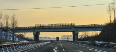 Harbin, Çin - 25 Şubat 2018. Harbin, Çin'de otoyolda gün batımı. Harbin, Çin'in kuzeydoğusundaki Heilongjiang eyaletinin başkentidir..