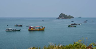 Kien Giang, Vietnam - 6 Nisan 2018. Kien Giang, Vietnam güneşli bir günde mavi denizde yanaşma ahşap tekneler.