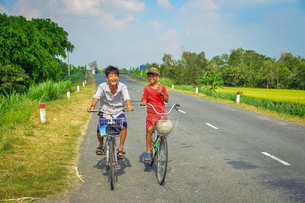 Dong Thap Vietnã Agosto 2017 Meninos Andando Bicicleta Estrada Rural — Fotografia de Stock