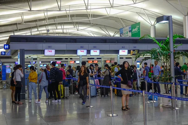 Saigon, Vietnam - 4 Aralık 2018. Tan Son Nhat Havaalanı Saigon, Vietnam için kalkış salonu. Tan oğlu Nhat Vietnam en işlek Uluslararası Havaalanı olduğunu.
