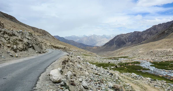 Ladakh, Hindistan yaz dağ yolu. Ladakh, Jammu & Keşmir eyaletinin en yüksek platosudur ve büyük bir kısmı 3000 metrenin üzerindedir..