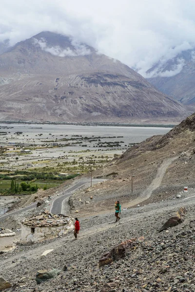 Ladakh India Julio 2015 Gente Caminando Por Carretera Montaña Ladakh — Foto de Stock