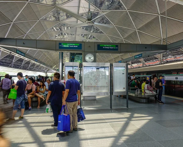 Singapore Feb 2018 Wartende Leute Mrt Station Singapore Die Mrt — Stockfoto
