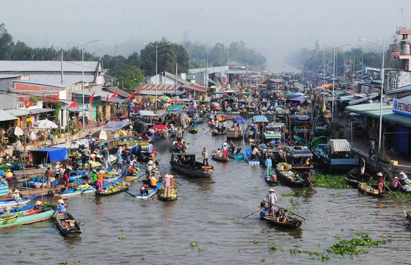 越南苏庄日出时 恩加南浮动市场 恩加南市场是五条河流向五个不同方向流动的交汇点 — 图库照片