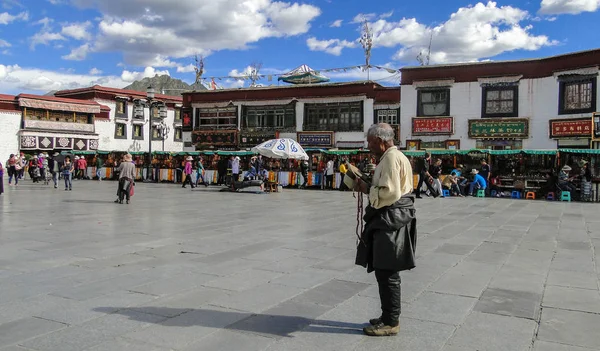 Tybet Chiny Sierpnia 2012 Tybetańczycy Modlili Się Przed Świątynią Jokhang — Zdjęcie stockowe