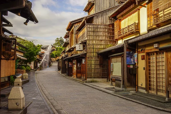 Kyoto, Japonya - 15 Temmuz 2015. Kyoto, Japonya'daki Ninenzaka Eski Şehir manzarası. Kyoto, 1000 yıldan fazla bir süredir Japonya'nın imparatorluk başkentiydi..