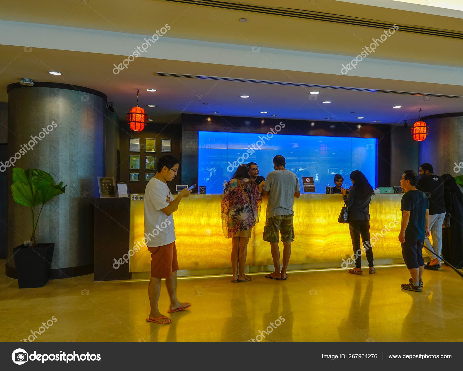 Kuala Lumpur Malaysia Januar 2017 Menschen Stehen Der Nahe Des Redaktionelles Stockfoto C Phuongphoto 267964276