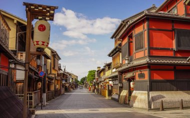 Kyoto, Japonya - 15 Temmuz 2015. Kyoto, Japonya'da Old Town bulunan ahşap evler. Kyoto, 1000 yıldan fazla bir süredir Japonya'nın imparatorluk başkentiydi..
