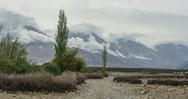 Ladakh, Kuzey Hindistan'da dağ manzarası. Ladakh, Jammu & Keşmir eyaletinin en yüksek platosudur ve büyük bir kısmı 3000 metrenin üzerindedir..