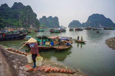 Ha Long, Vietnam - 23 Mayıs 2017. Ha Long, Vietnam'da balıkçı iskelesi. Ha Long Bay, Unesco Dünya Mirası Listesi'nde yer alan ve popüler bir seyahat noktasıdır..