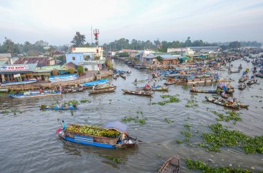 Can Tho, Vietnam - 2 Şubat 2016. Can Tho, Vietnam bahar zamanında yüzen pazar. Bugün faaliyet gösteren çoğu yüzen pazarlar ağırlıklı olarak turistik olarak hizmet.