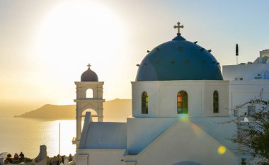 Santorini, Yunanistan - 4 Ekim 2018. Santorini Adası'ndaki Rum Ortodoks kilisesi. Santorini dünyanın en popüler adalarından biridir.