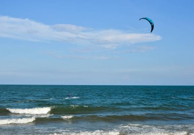 Phan Thiet, Vietnam - 15 Mayıs 2018. Mui Ne Town, Phan Thiet, Vietnam yaz gününde mavi denizde parasailing oynamak.