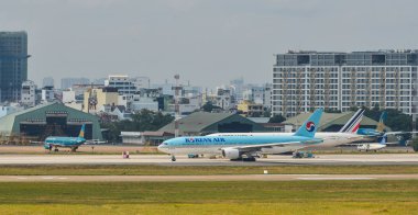 Saygon, Vietnam - 15 Nisan 2018. Yolcu uçağı Saygon Tan Son Nhat Havaalanı'nda kalkış için pist üzerinde taksi (Ho Chi Minh City), Vietnam.