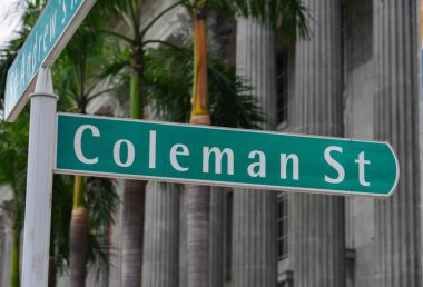 Singapur - 11 Şubat 2018. Singapur şehir merkezinde Coleman St Isim kurulu.