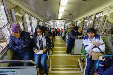 Osaka, Japonya - 24 Kasım 2016. Osaka, Japonya'daki Koya Dağı'na gitmek için bir tramvayda oturan yolcular.