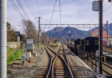 Kawaguchiko, Japonya - 4 Aralık 2016. Kawaguchiko, Japonya'daki Fuji Dağı İstasyonu'ndaki raylar.