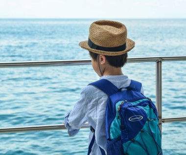 Phuket, Tayland - 2 Mayıs 2018. Phuket, Tayland'da denize bakan bir çocuk. Phuket Tayland en büyük adası ve kıyılarında başka bir 32 küçük adalar.