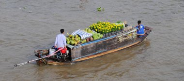 Asya hawker yüzen pazar Mekong Nehri, Cai Rang, Can Tho, Vietnam de tezgah tekne kürek.