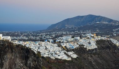 Gün batımında güzel Santorini Adası. Santorini hedef düğün ve balayı için en popüler adalardan biridir.