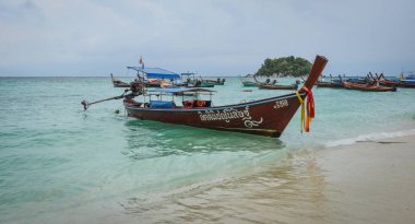 Phuket, Tayland - 2 Mayıs 2018. Phuket, Tayland denizde uzun kuyruklu tekneler. Phuket Tayland en büyük adası ve kıyılarında başka bir 32 küçük adalar.
