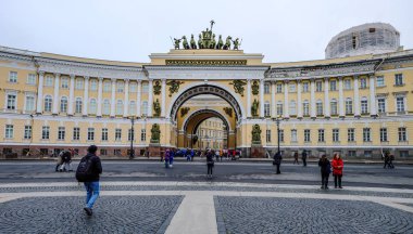 St. Petersburg, Rusya - 13 Ekim 2016. St. Petersburg, Rusya'daki Saray Meydanı'nın görünümü. Saint Petersburg, Rusya İmparatorluğu'nun başkentiydi..