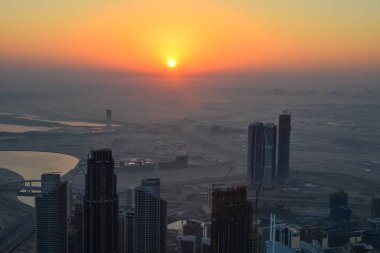 Dubai, Bae - 7 Aralık 2018. Gün doğumunda Dubai Şehrinin havadan görünümü. Burç Halife Binası'nın çatısında manzara.