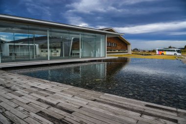 Nagoya, Japonya - 16 Mar 2018. Nagoya, Japonya'da eko tatil bir gölet ile ahşap mimarileri.