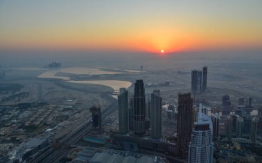 Dubai, Bae - 7 Aralık 2018. Gün doğumunda Dubai Şehrinin havadan görünümü. Burç Halife Binası'nın çatısında manzara.