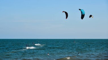 Phan Thiet, Vietnam - 15 Mayıs 2018. Mui Ne Town, Phan Thiet, Vietnam yaz gününde mavi denizde parasailing oynamak.
