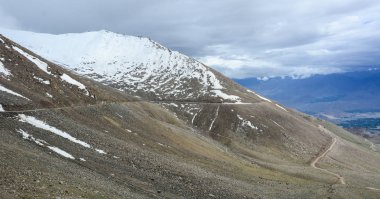 Ladakh, Jammu & Kashmir, Hindistan'da dağ manzarası.