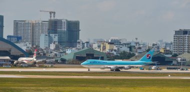 Saygon, Vietnam - 15 Nisan 2018. Saigon Tan Son Nhat Havaalanı'nda kalkış için pist üzerinde taksi kargo uçağı (Ho Chi Minh City), Vietnam.