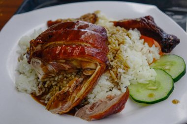 Singapur yerel restoranda Çin tarzı Barbekü ızgara ördek.