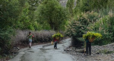 Tibet halkının Ladakh, Hindistan kırsal yolda yürürken. Çok fazla 3000 m olan Jammu ve Keşmir eyaletinde en yüksek Plato Ladakh olduğunu.