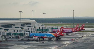 Kuala Lumpur, Malezya - 17 Ocak 2017. Malezya'daki Kuala Lumpur Uluslararası Havaalanı'na (Kul-Klia) yanaşma yayan Airasia uçakları.