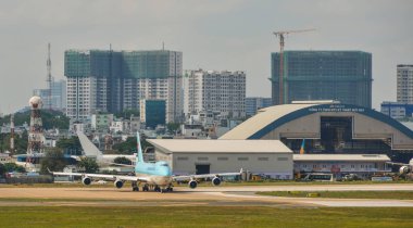 Saygon, Vietnam - 15 Nisan 2018. Saigon Tan Son Nhat Havaalanı'nda kalkış için pist üzerinde taksi kargo uçağı (Ho Chi Minh City), Vietnam.