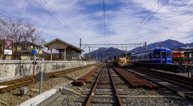 Kawaguchiko, Japonya - 4 Aralık 2016. Kawaguchiko, Japonya'daki Fuji Dağı İstasyonu'ndaki raylar.